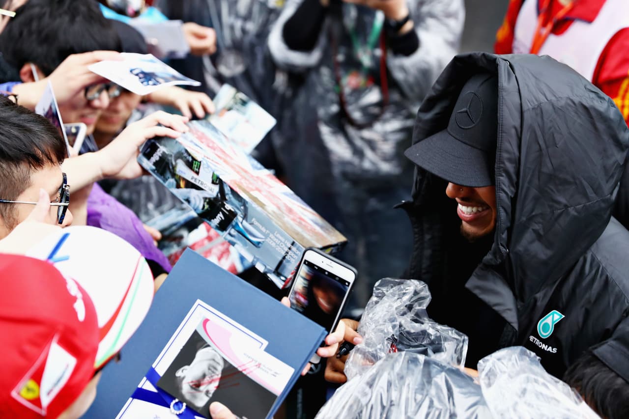 Hamilton ha pasado varios días en China, donde ha sido recibido por centenares de fanáticos en aeropuertos y hoteles. Los fans chinos, bromeó, "son como agentes secretos" que saben cada uno de sus movimientos. "No hay ningún otro país en el que llegue a un aeropuerto y tenga un recibimiento de tal magnitud".
