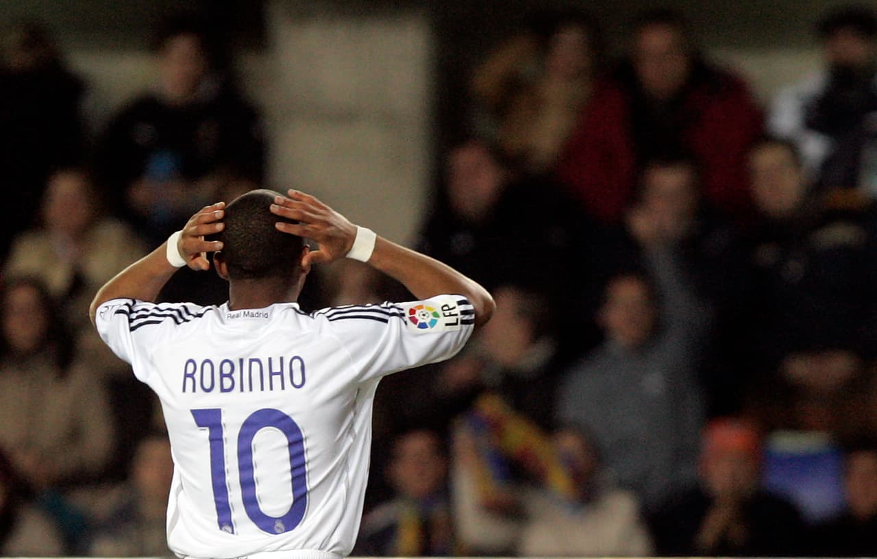 De 2005 a 2008, cuando llegó al Real Madrid como el próximo mejor del mundo, Robinho llevó el dorsal 10 en su espalda, pero nunca pudo convencer y terminó por abandonar el barco para jugar en el Manchester City.