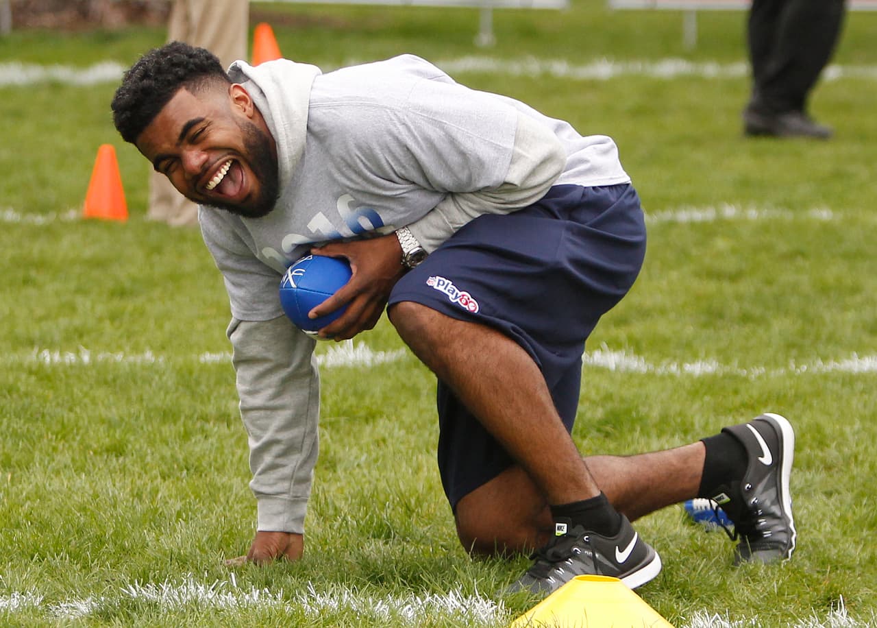 Ezekiel Elliott, egresado de Ohio State, es el corredor más buscado por los equipos NFL, mientras tanto disfruta de la práctica en el NFL Play 60.