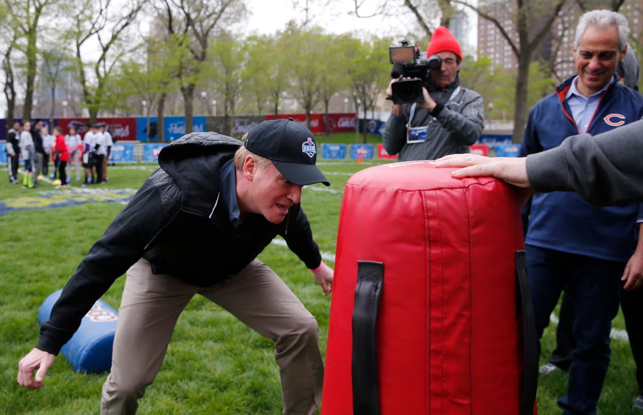 El Comisionado Roger Goodell pone en práctica su técnica de tackleo, por lo menos contra un dummy durante el NFL Play 60.