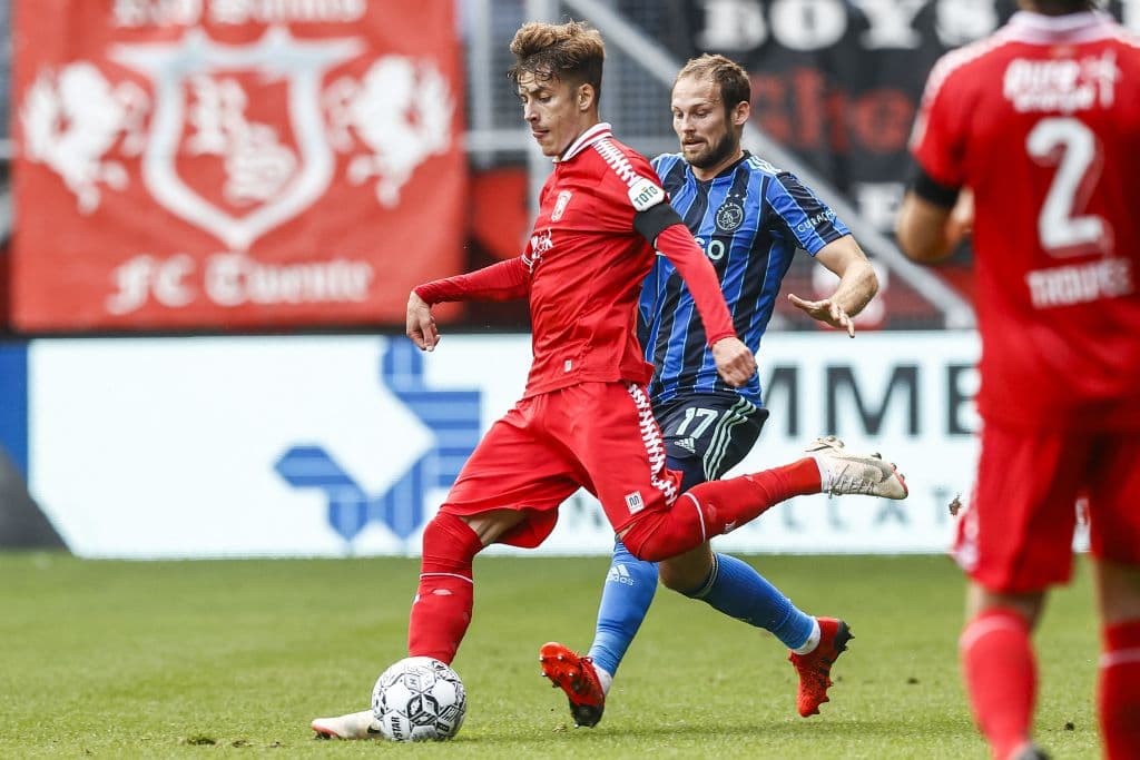 Ajax empató ante el Twente 1-1 durante la segunda jornada en la Eredivisie. Sebastian Haller abrió el marcador al minuto 52' del encuentro y, ya fue al final del encuentro, cuando Robin Propper igualó con un gol al minuto 87' a favor de los locales; Edson Álvarez jugó los 90 minutos del encuentro.