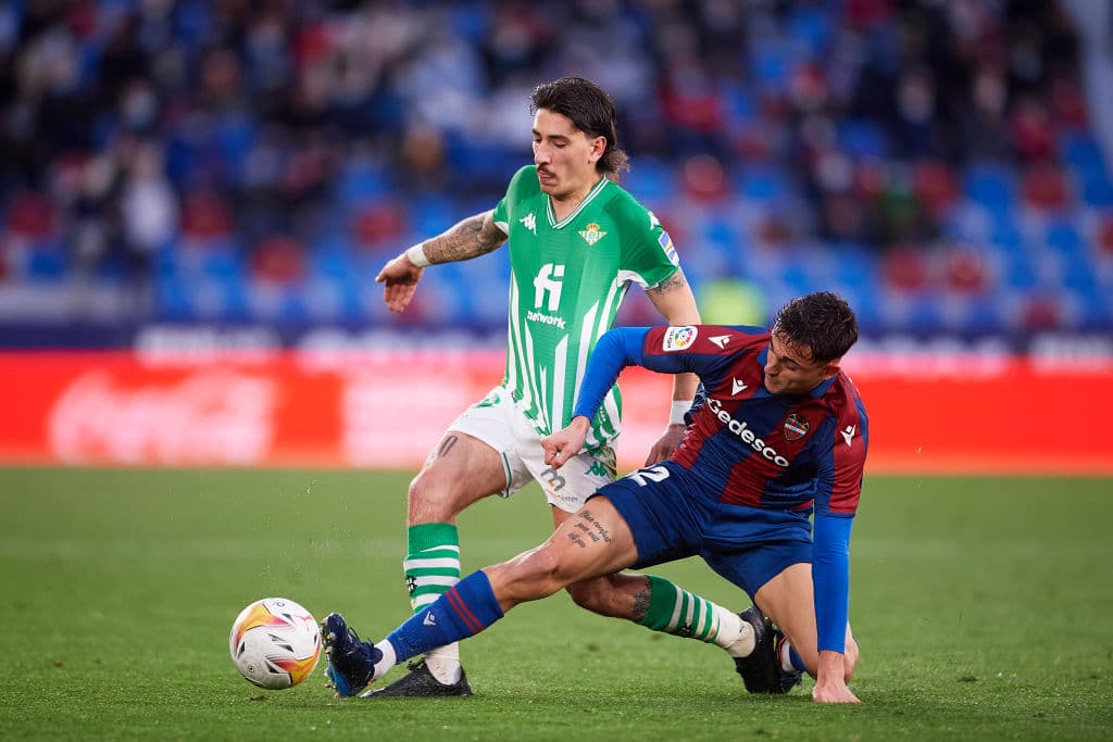 Real Betis golea al Levante con un marcador de 4-2 durante la J24 en La Liga. Daniel Gómez Alcón anotó los dos únicos goles para los 'granotes', mientras que para los verdiblancos descontaron Willian Carvalho, Edgar González y Nabil Fekir se lució con doblete. Los mexicanos Diego Lainez y Andrés Guardado jugaro 25 minutos.