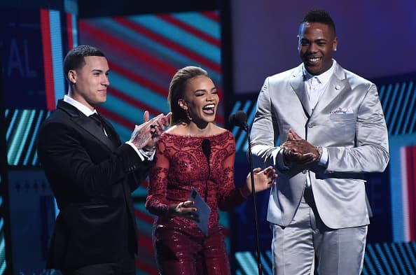 <b>Presentador de los GRAMMY</b>
<br>Los Latin GRAMMY 2016 pasaron a la historia, especialmente porque Javier Báez y Aroldis Chapman, jugadores de los Cachorros de Chicago, equipo que ganó la Serie Mundial, entregaron uno de los premios de la noche más importante para la música latina.