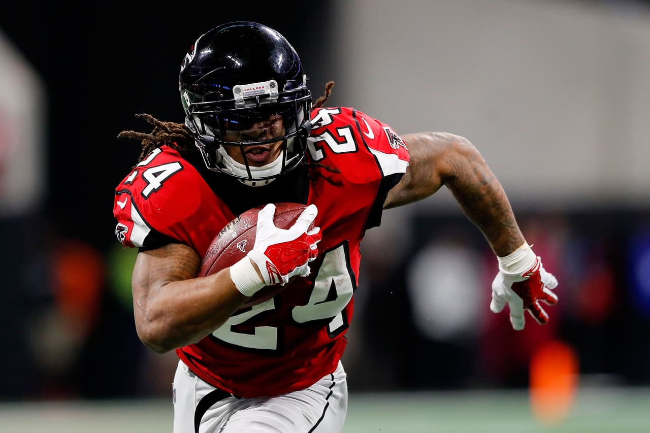 Devonta Freeman aportó 66 yardas para los Falcons en 18 acarreos incluyendo una anotación que fue clave en el desarrollo del partido.