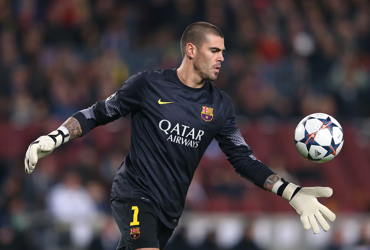 Víctor Valdés también consiguió equipo en enero del año pasado cuando, tras estar libre seis meses tras una dura lesión con Barcelona, el Manchester United lo firmó con un contrato por 18 meses con opción a extenderlo de común acuerdo.