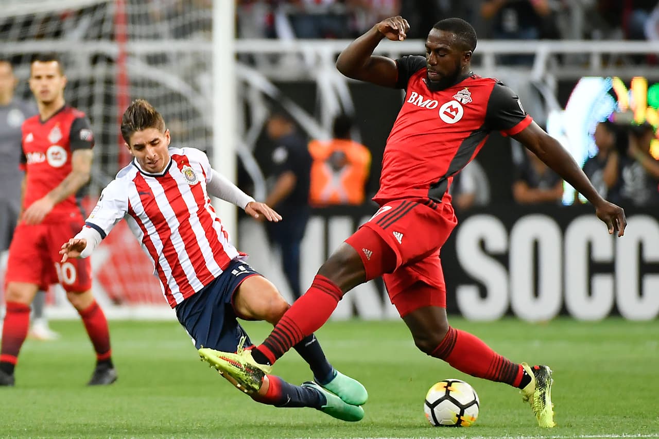 Después se acercó Toronto. Primero con un tiro de esquina de Jonathan Osorio que casi se mete 'olímpico' y después con un mano a mano entre Jozy Altidore y Rodolfo Cota que ganó el portero del Rebaño.