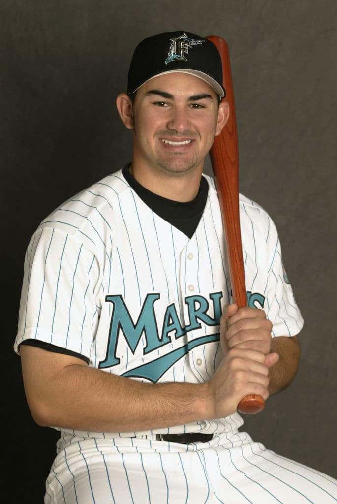6) Adrián González. En 2003, los entonces Florida Marlins, decidieron deshacerse del joven prospecto mexicano enviándolo a los Texas Rangers, a cambio del relevista Ugueth Urbina.