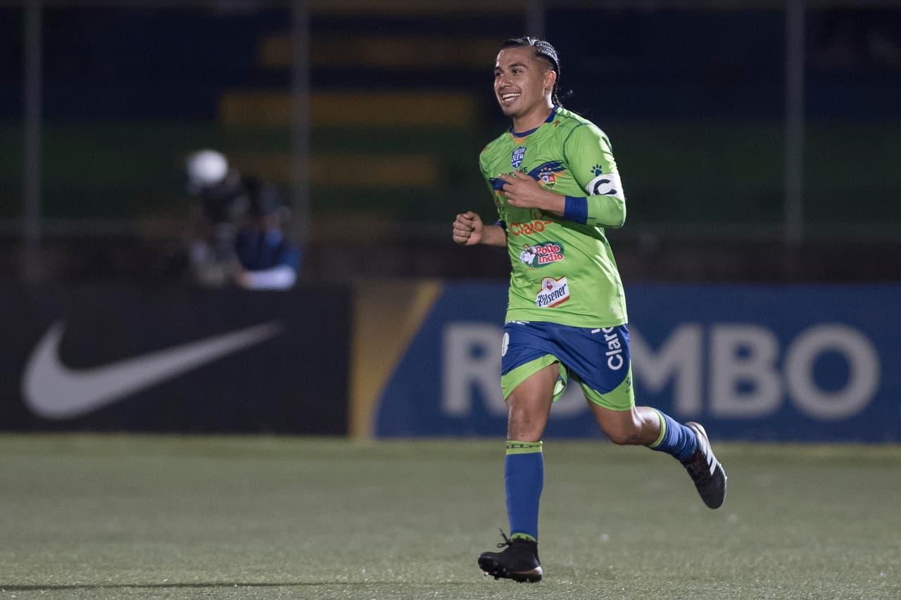 Así llegó el empate por medio de un penalti que Mayen, figura del partido, canjeó por gol al minuto 31 del segundo tiempo para poner el partido 2-1 a favor de Santa Tecla.