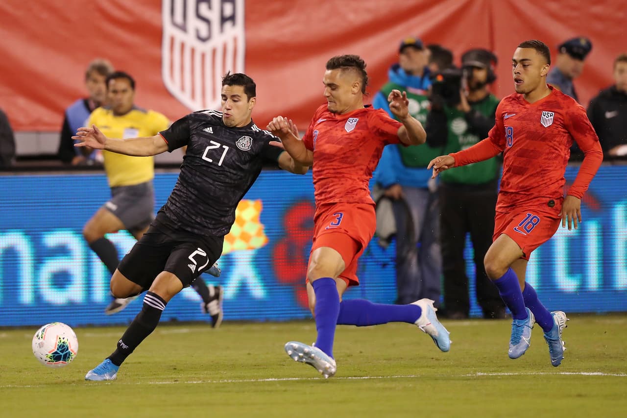 Jorge Sánchez, lateral derecho del América, sufrió lesión en la última práctica del Tri, lo que lo dejará fuera por tres semanas.