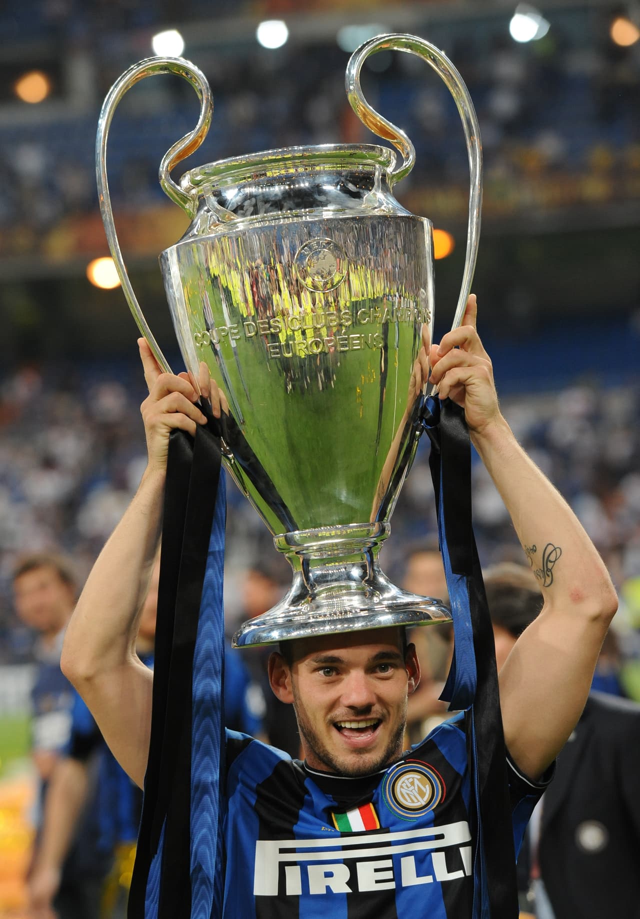 Wesley Sneijder es otro de esos cracks que cambió de camiseta en invierno tras dos temporadas y media llenas de éxito con el Inter de Milán al que abandonó en enero de 2013 con rumbo a Turquía.