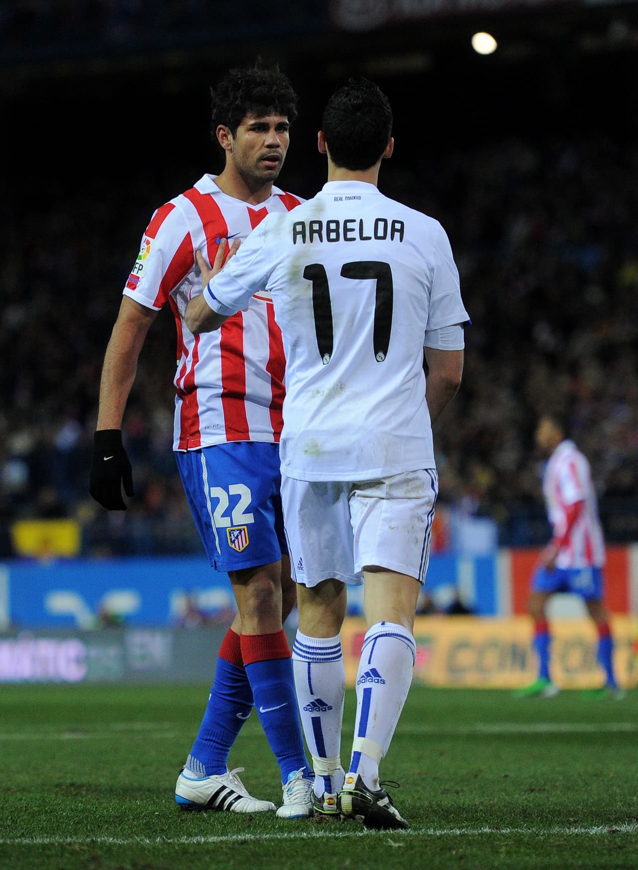 Diego Costa no jugó con el Atlético de Madrid el primer semestre de la temporada 2011-12 debido a una grave lesión en el ligamento cruzado anterior y el menisco de la rodilla derecha por eso tuvo que parar seis meses para después salir del equipo.