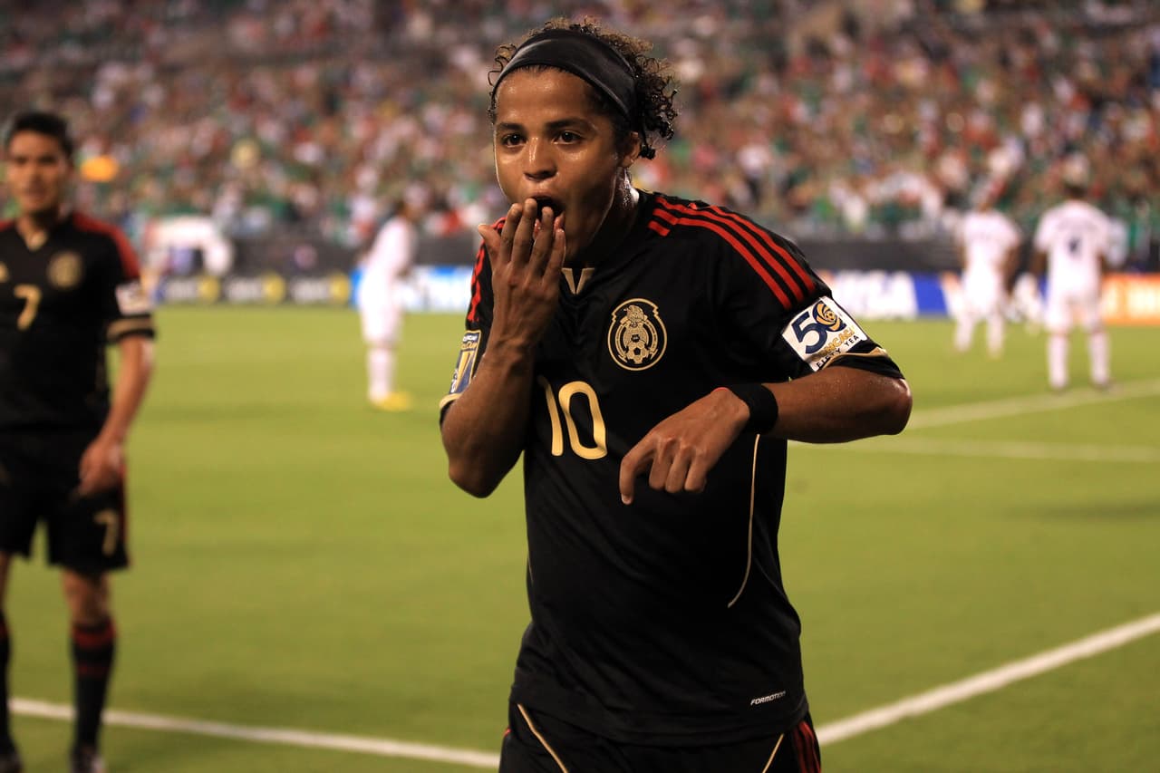 El ‘10’ del Tri no pudo volver a portar la camiseta del Barça pero logró que el último día del mercado de pases lo contratara el Racing de Santander, equipo donde comenzó su resurgimiento hacia mejores escenarios en España para obtener regularidad con la Selección Mexicana.