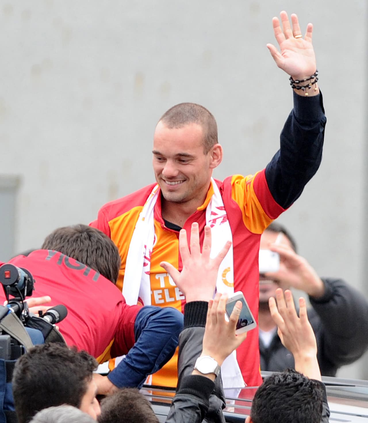 El astro holandés dejó la lujosa ciudad de Milán por otra histórica al llegar a Estambul para ser el nuevo creativo del Galatasaray. Sneijder fue recibido como héroe por los fans y muy rápido dio resultados en la Súper Liga turca.