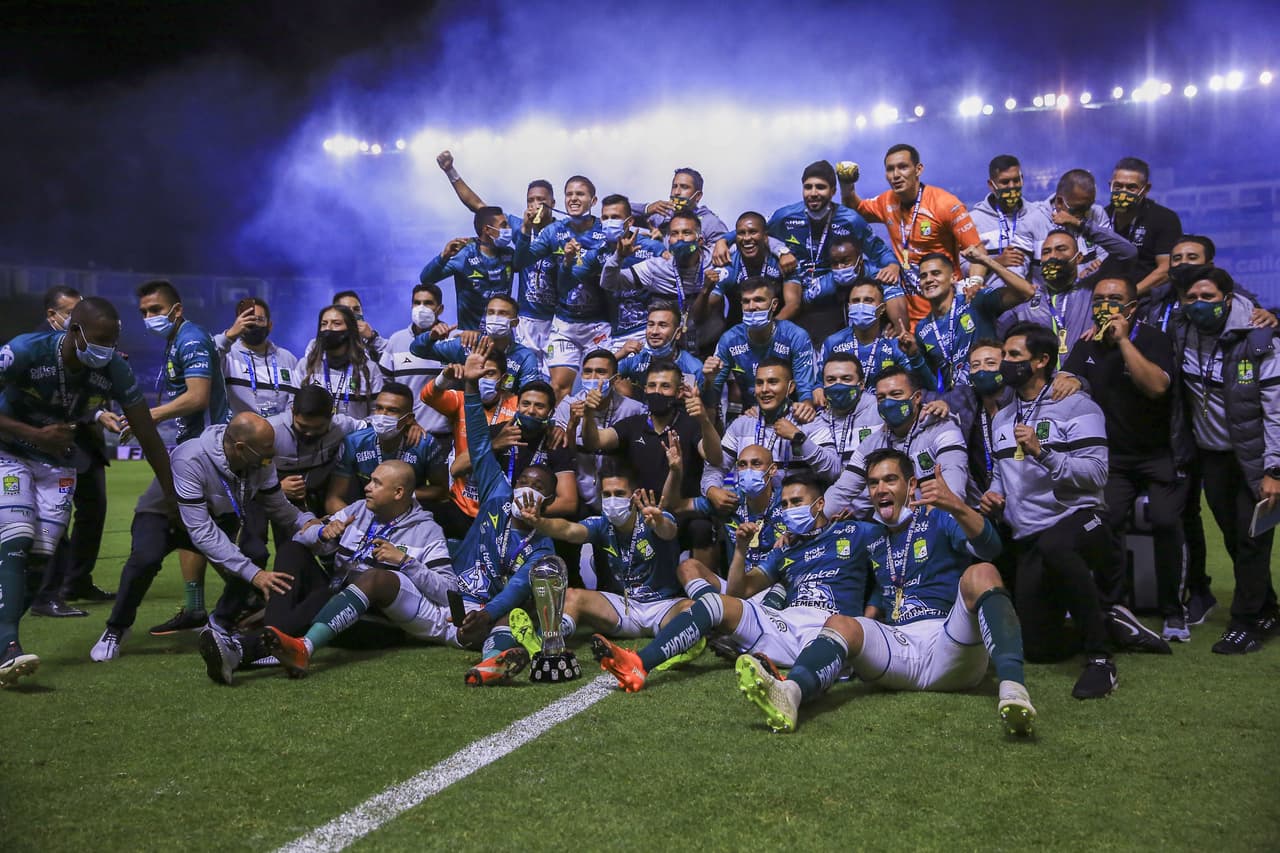 Así celebra León su nuevo campeonato del futbol mexicano en el estadio Nou Camp.