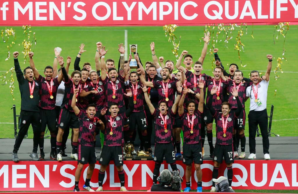 México celebra en el EStadio su Jalisco su tercer título al hilo del Preolímpico masculino, Alexis Vega recibió el Balón de Oro al mejor jugador del troneo y Sebastián Córdova se quedó con la bota de oro luego de quedar como campeón de goleo del certamen.