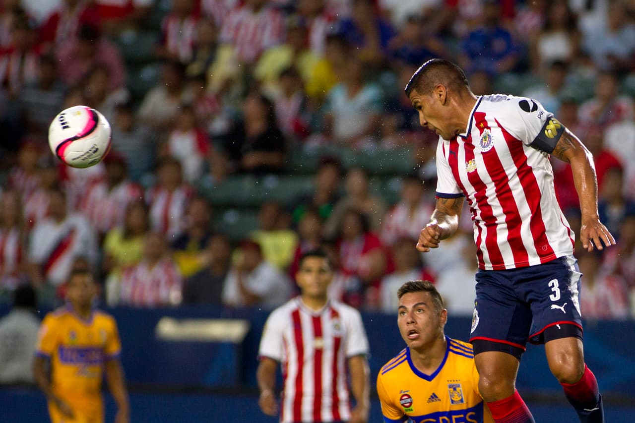 En defensa, Carlos Salcido se mantenía firme ante las llegadas de los Tigres.