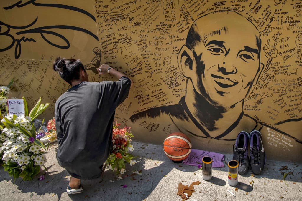 Artistas urbanos crearon una pintura gigante, en una cancha de básquetbol, con la figura de Kobe y su hija Gianna Bryant. Black Mamba era un ídolo en Filipinas.