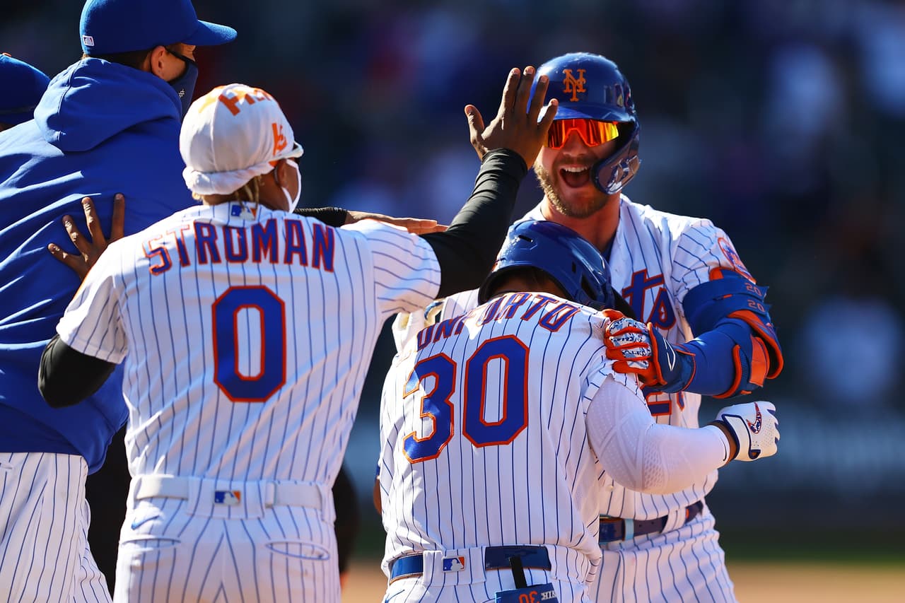 Conforto fue recibido por el júbilo de sus compañeros mientras esperaban el veredicto de los umpires, quienes ante la presión de los Marlins se vieron obligados a ver la repetición para determinar si hubo 'maña' por parte del jugador de los Mets.