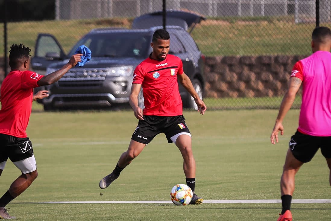 La Selección de Venezuela cerró su preparación de cara al duelo que sostendrá este miércoles en Mercedes-Benz Stadium en Atlanta ante México, en choque que le sirve de preparación a ambas selecciones para la Copa América y Copa Oro respectivamente. La 'Vinotinto' acude a este cotejo con sus grandes figuras como Salomón Rondón, Josef Martínez, Roberto Rosales y Tomás Rincón, bajo la guía del técnico Rafael Dudamel.