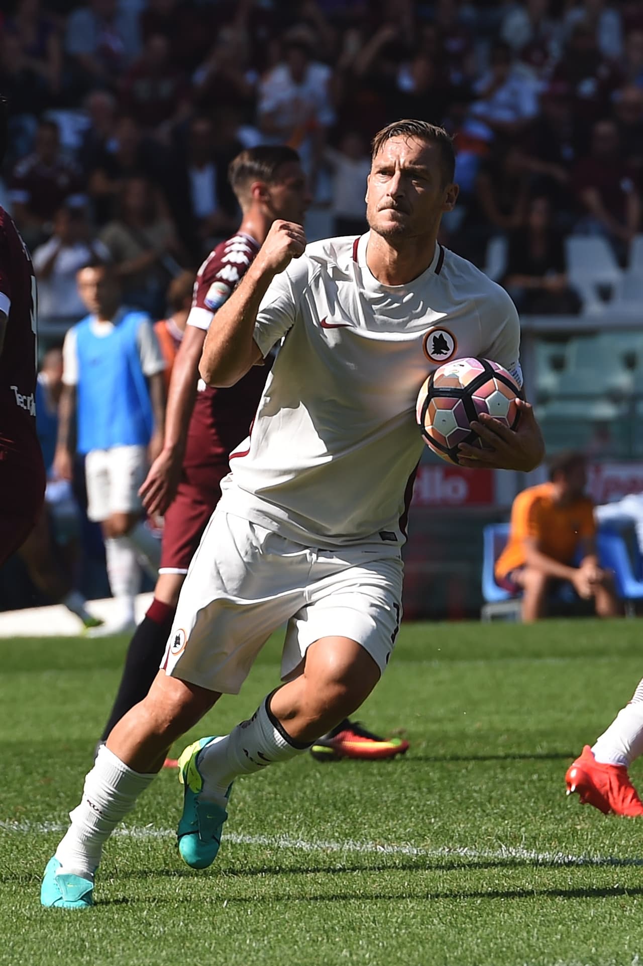 El italiano Francesco Totti solo ha vestido dos camisetas en todas su carrera: Roma e Italia. Con 40 años ha anotado 364 goles con ambos equipos en casi dos décadas de carrera.
<br>
