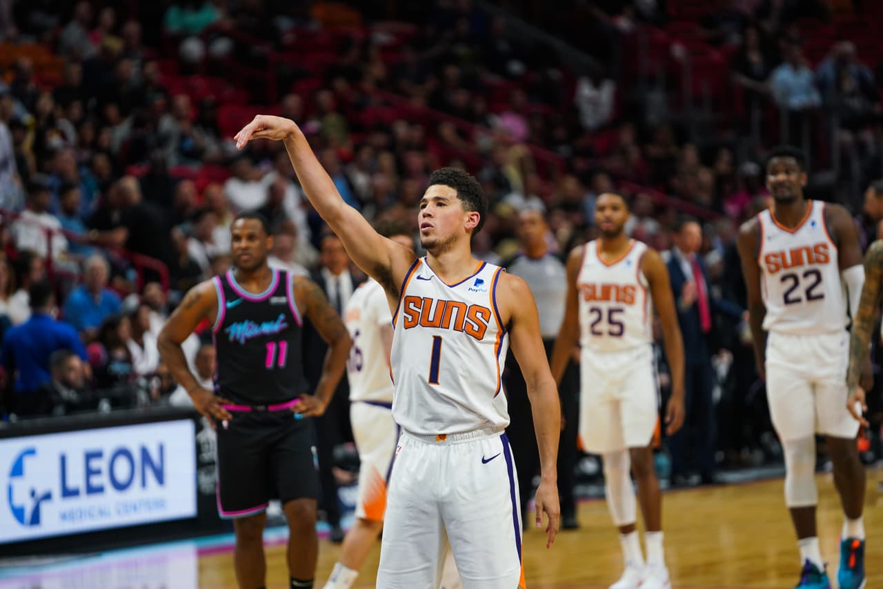 Suns 124-121 Heat: inesperada derrota sufrieron los de Miami en el American Airlines Arena con el último del Oeste en la noche del lunes. Devin Booker fue el mejor hombre de Phoenix con 20 puntos, nueve asistencias y cuatro rebotes.