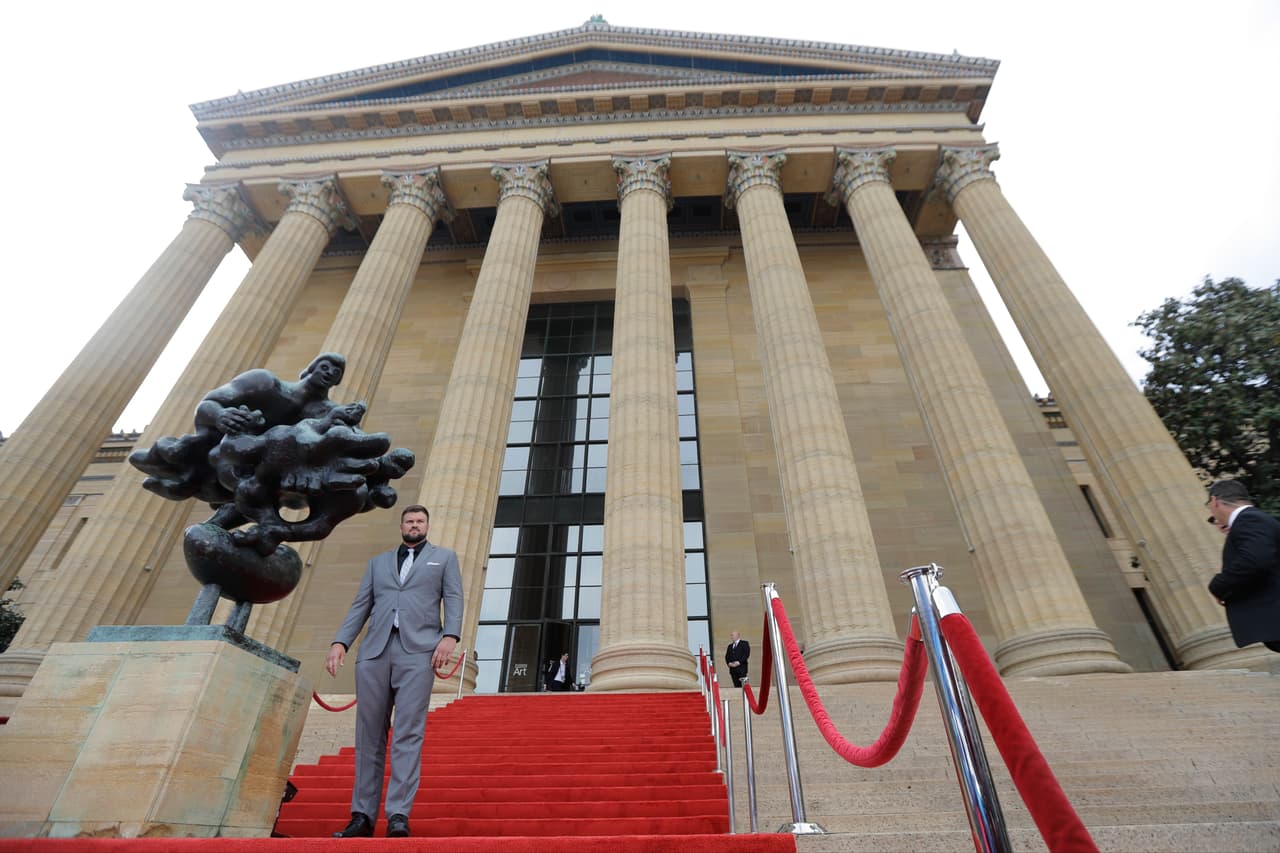 Ryan Ramczyk de Wisconsin apareciendo rumbo a la primera ronda del draft de la NFL 2017.