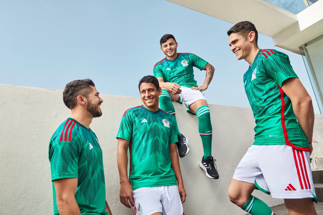 Con el lema, “El origen que nos une”, la nueva playera de México regresa a sus orígenes al utilizar los colores de la bandera --verde, blanco y rojo--.