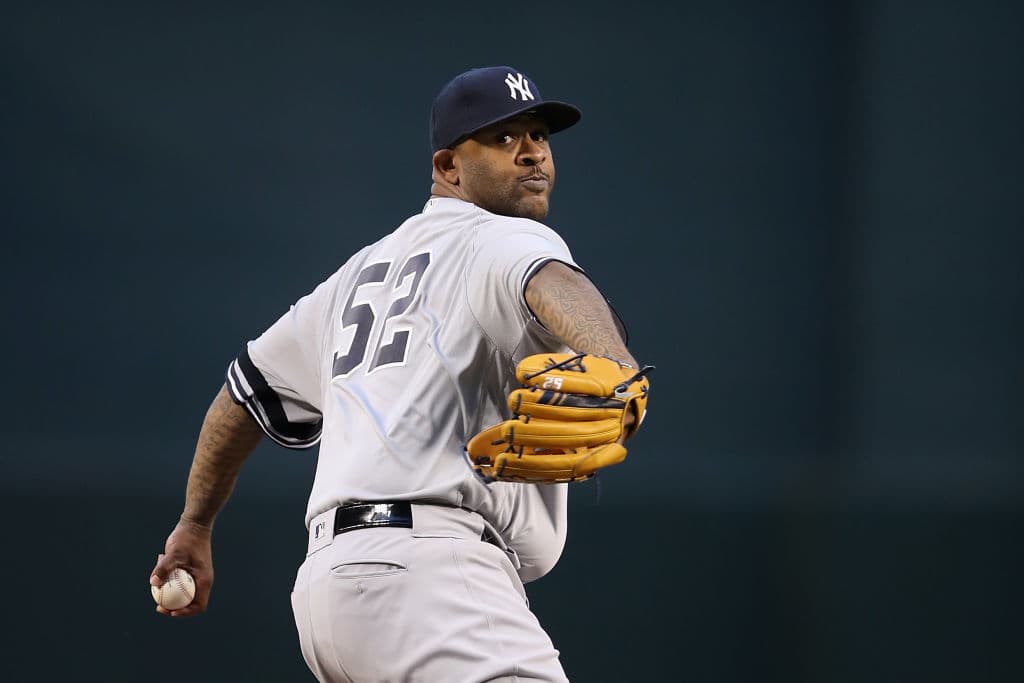 Y justo en el segundo inning, después de pasar por la vía de los strikes al receptor John Ryan Murphy, se instaló en los libros de la historia.