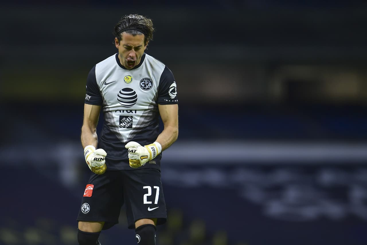 El arquero de Pumas celebra gol