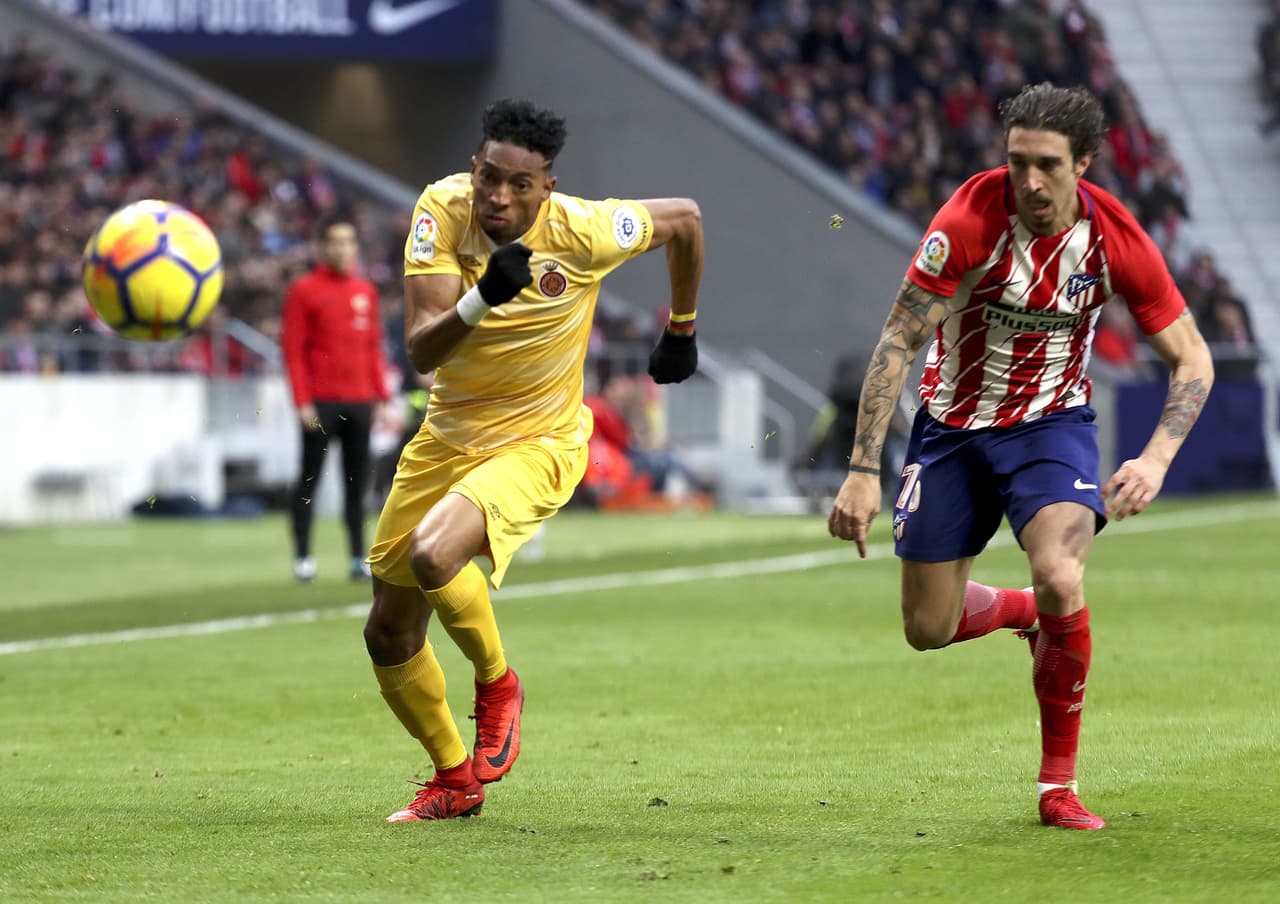 Por la banda izquierda, el colombiano Johan Mojica hacía un buen trabajo en las dos fases del juego.