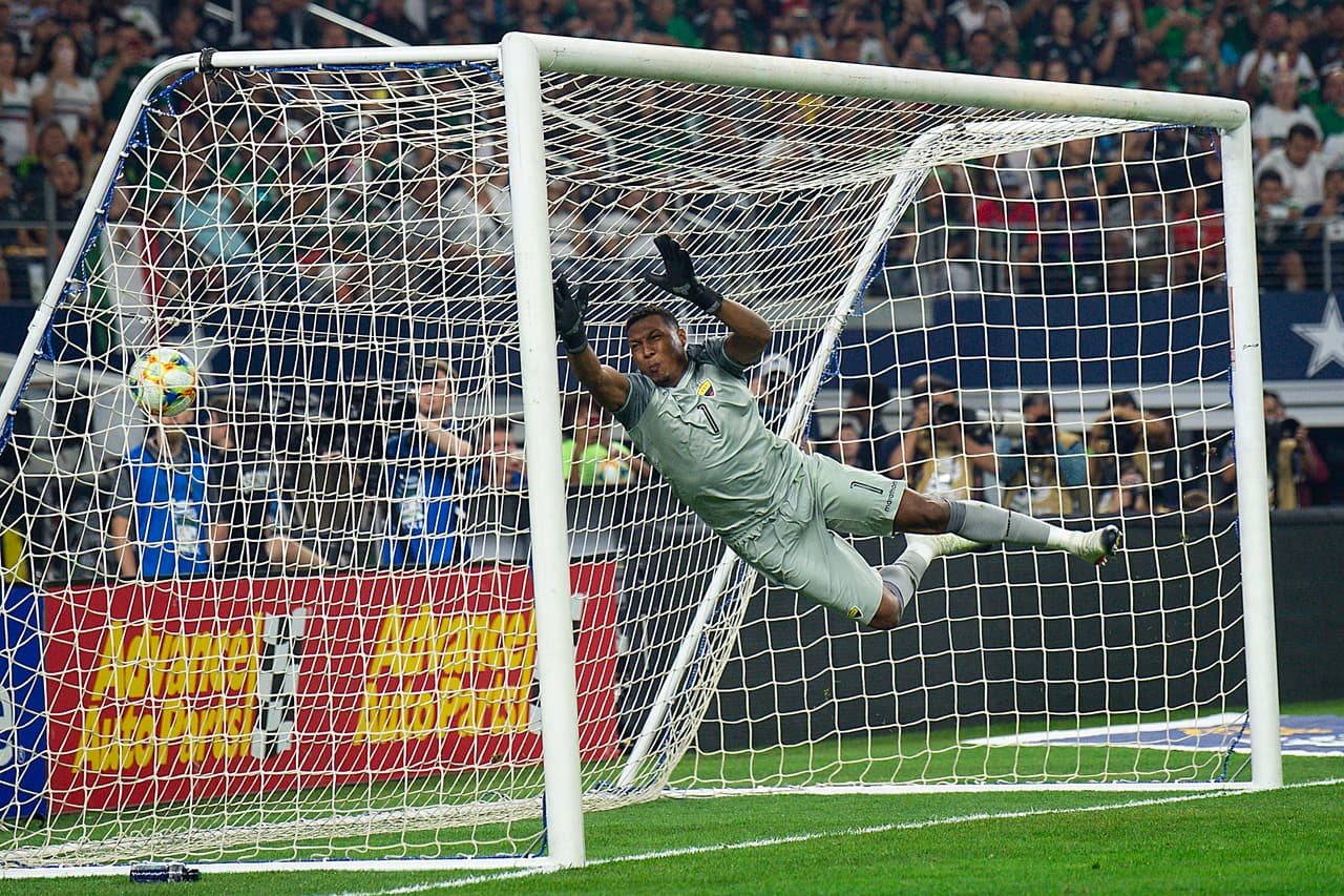 México reaccionó y con un tiro libre imposible para el arquero Máximo Banguera retomó la ventaja en el marcador.