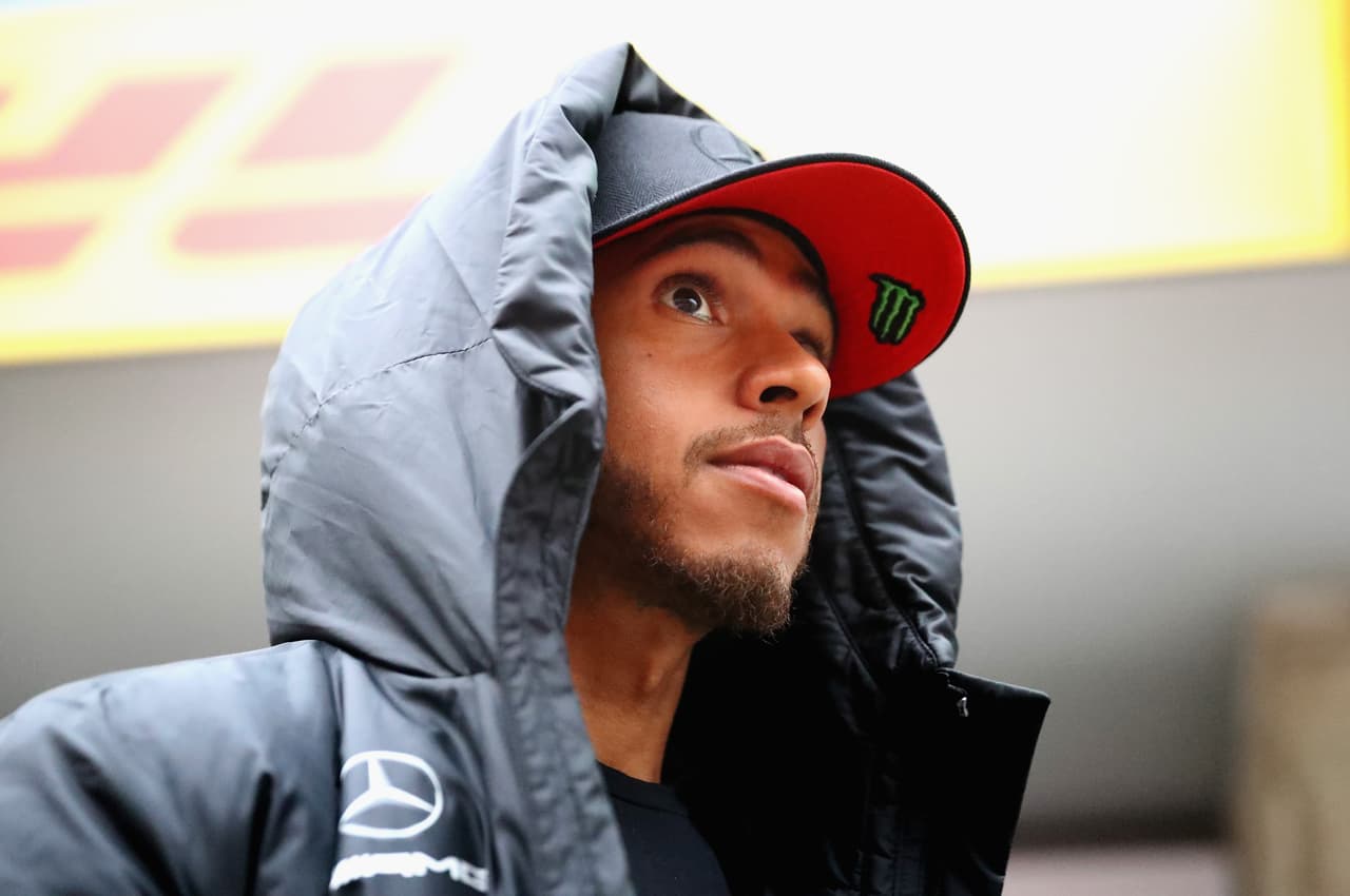 Tras haber perdido en Australia el primer duelo frente a Sebastian Vettel (Ferrari), el piloto británico Lewis Hamilton (Mercedes) dijo en Shanghái que espera que esta temporada sea una lucha constante y cerrada con la escudería italiana. "Es sólo la segunda carrera y no puedo prever qué va a pasar, pero espero que sea una cerrada batalla", dijo en un encuentro con medios de comunicación.