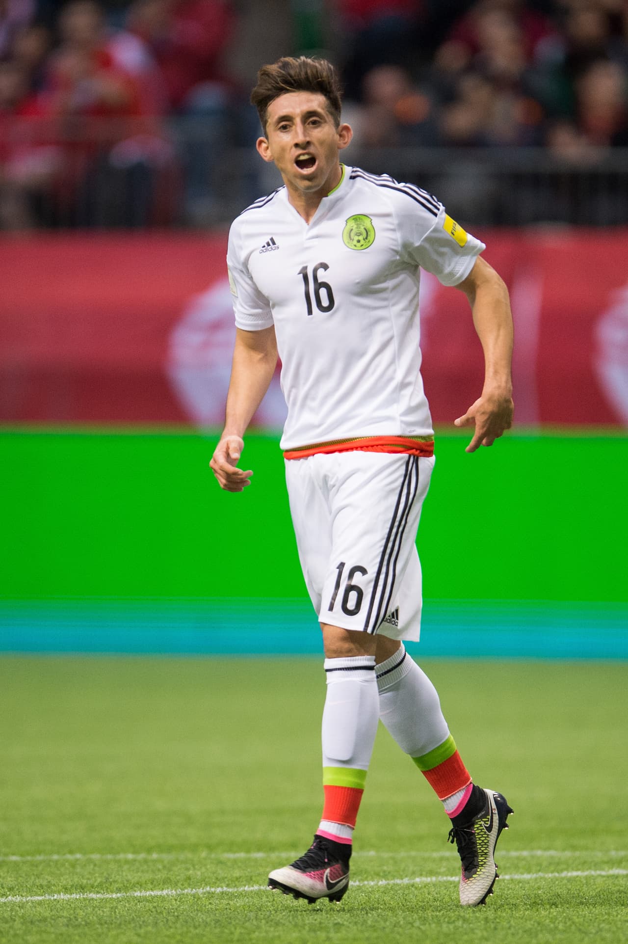 8 - Héctor Herrera - Inició el duelo con buen ritmo y tomando el balón con responsabilidad. Él realizó el primer disparo de peligro del partido. Se dio tiempo de hacer figurines de lujo como un sombrerito y un taquito en la misma jugada. Con un Guardado en versión discreta, fue el hombre que se vio en el medio campo mexicano.