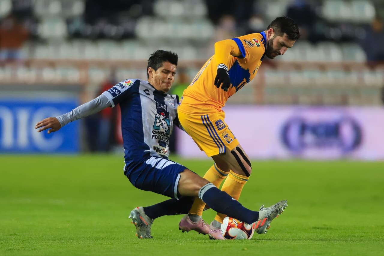 Roberto de la Rosa agarra adelantado a Nahuel y consigue el tanto que la da la victoria a 1-0 sobre los Tigres. Los felinos quedan fuera de del repechaje y Pachuca recupera posiciones y llega a la onceava plaza.