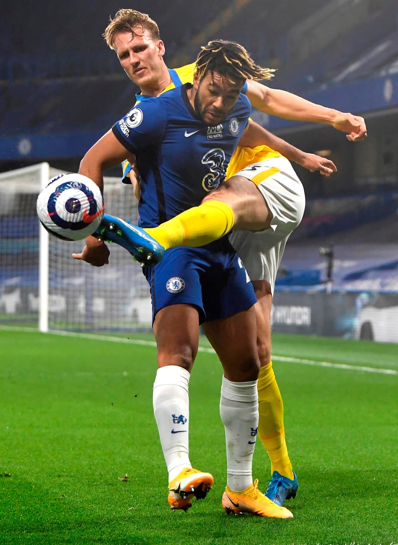 Brighton y Chelsea reparten puntos en Londres durante la Jornada 32 de la Premier League. El partido se empató 0-0 y hubo una tarjeta roja para los de Albion al minuto 92 del encuentro. Los 'Blues' sorprendieron a fanáticos con la noticia de estar fuera de la ya polémica Superliga Europea.