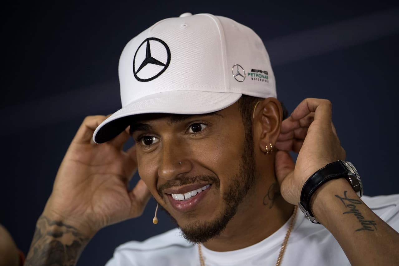 Hamilton se exhibió en Shanghái, con un triunfo desde la 'pole', liderando de principio a fin y firmando la vuelta rápida. Eso le supuso mejorar a 54 su propia segunda mejor marca histórica de victorias; e igualar, con 106, la segunda de podios, que detentaba hasta el domingo en solitario el galo Alain Prost, cuádruple campeón del mundo.