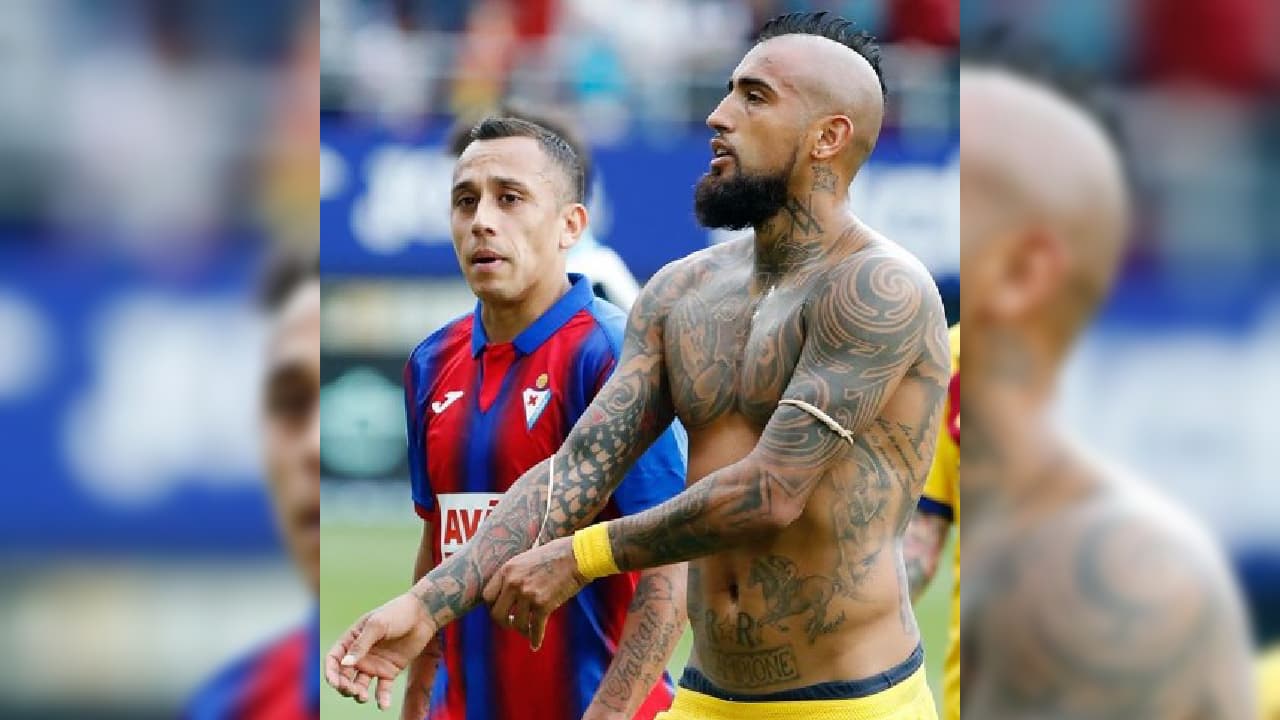 Sobre su costado izquierdo resalta un jinete cabalgando.