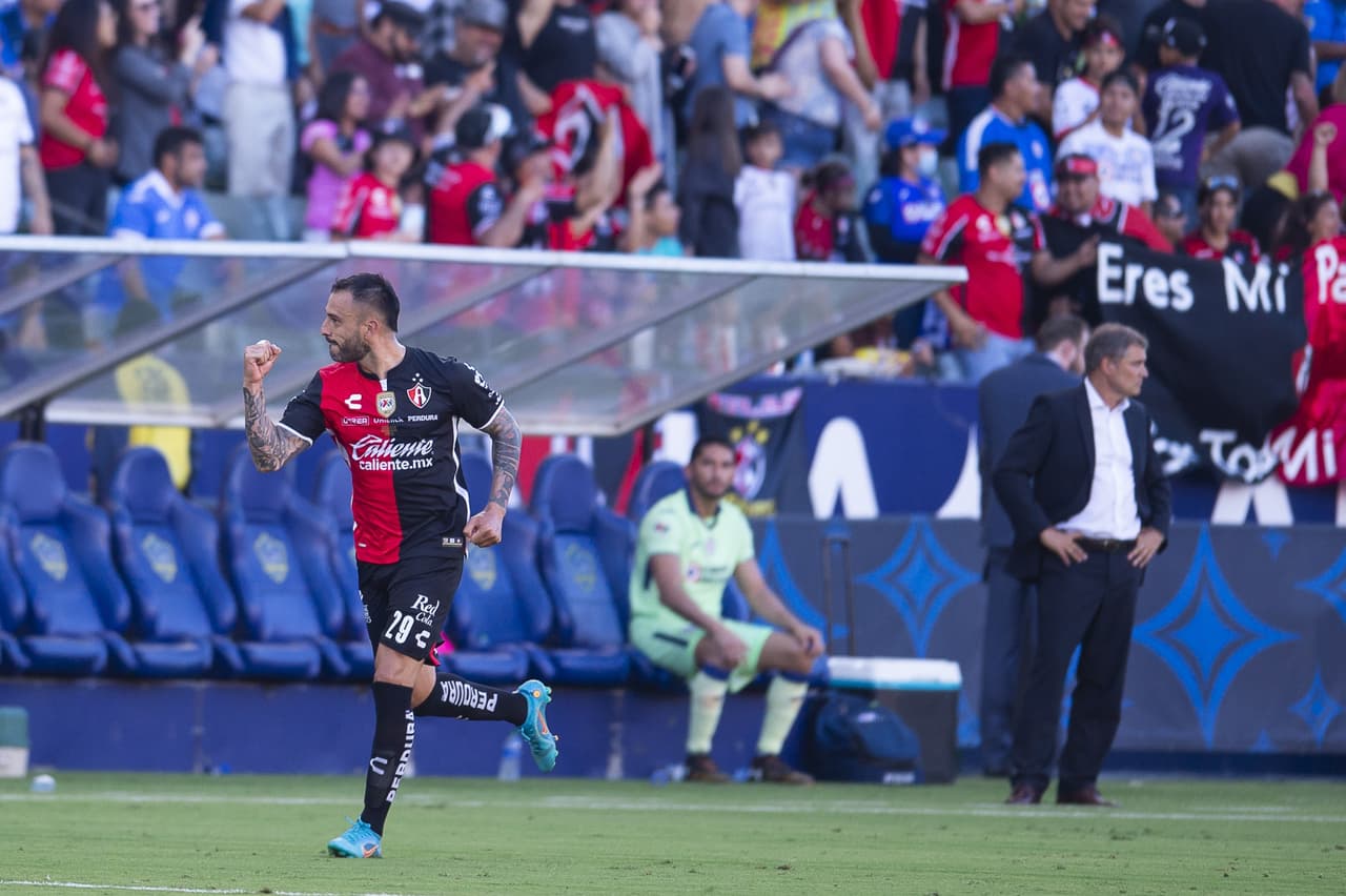 Julián Quiñones pasó de héroe a villano en cuestión de minutos, pues marcó el gol para empatar 2-2 en el tiempo reglamentario, pero voló el último cobro en los penales para darle el triunfo a Cruz Azul.