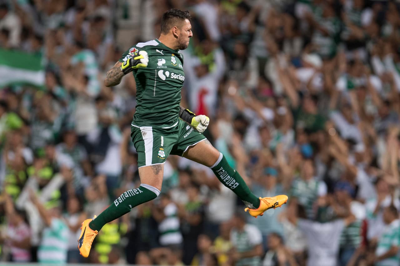 Jónathan Orozco celebra en grande el tanto de su equipo.