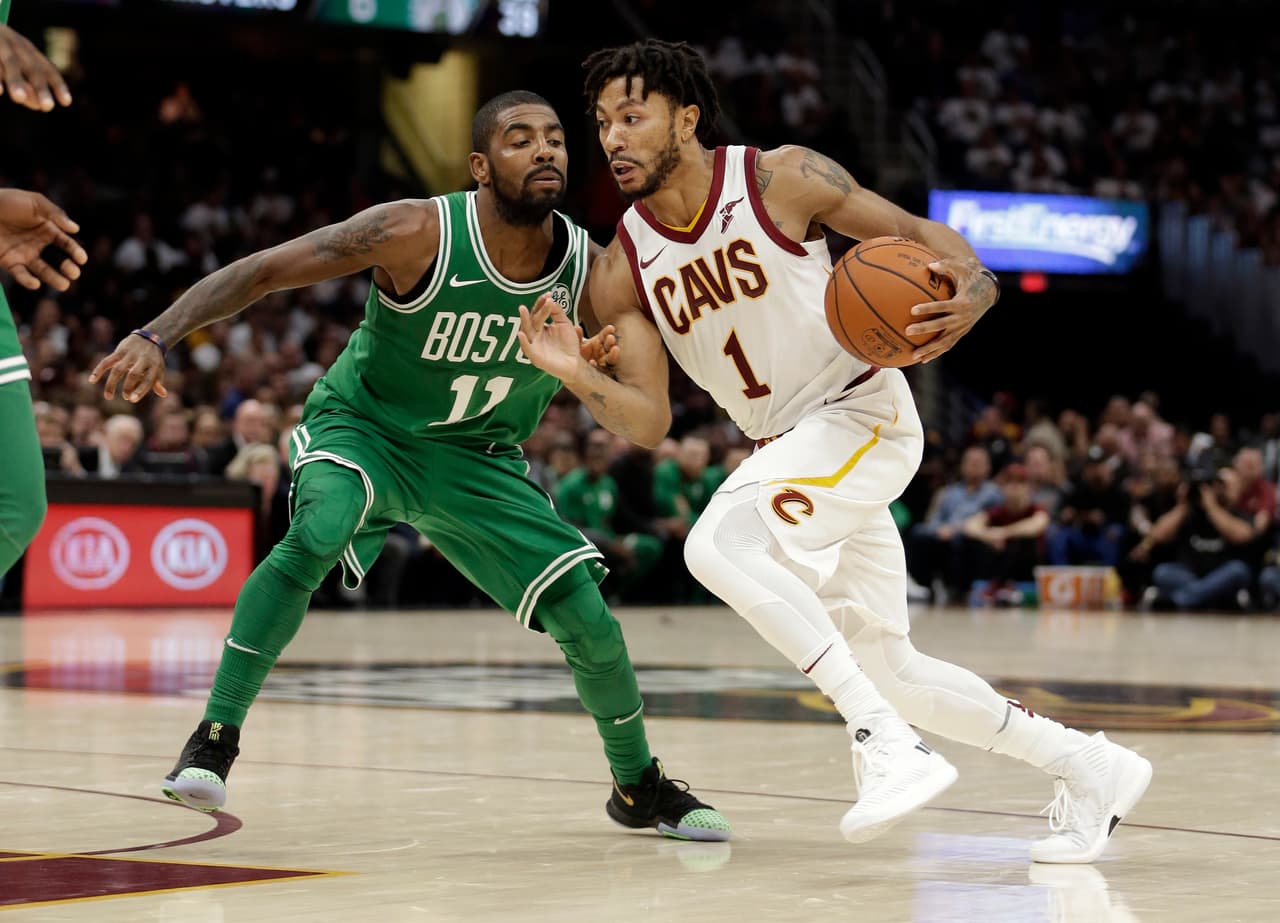 Irving tomaría el rol de líder de los Celtics y comandaría la reacción de los verdes en el partido. Aquí vemos a Kyrie compitiendo con Rose, jugador que llegó para cubrir su posición en el roster.