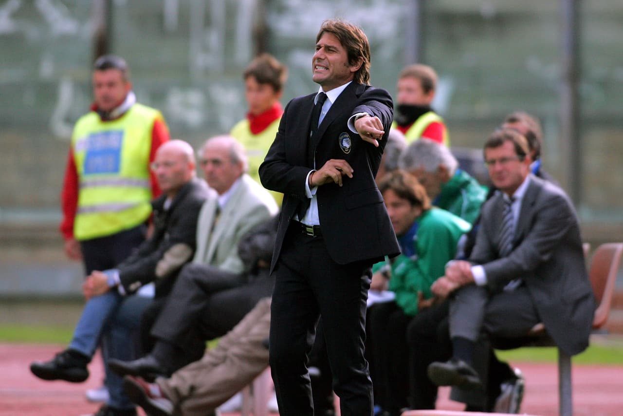 Conte no pudo terminar la campaña con el Atalanta, pues renunció con el equipo en lugar 19 de la tabla. Acabarían por descender.