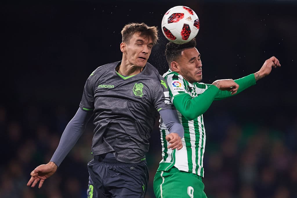 SEVILLE, SPAIN - JANUARY 10: Diego Llorente of Real Sociedad (L) competes for the ball with Arnaldo Antonio Sanabria of Real Betis Balompie (R) during the Copa del Rey Round of 16 match between Real Betis Balompie and Real Sociedad at Estadio Benito Villamarin on January 10, 2019 in Seville, Spain. (Photo by Aitor Alcalde Colomer/Getty Images)
