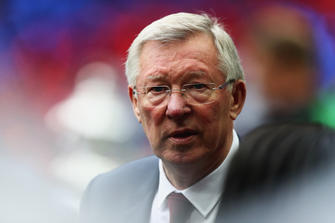 Más laureado y con mayor continuidad, Sir Alex Ferguson no era un 'lord' cuando algo le molestaba como DT de Manchester United. En una ocasión, sin intención pero por la ira, golpeó con un taco a David Beckham en el rostro y le causó una herida, mientras que se recuerda que demeritó a Carlos Tevez al decir que no valía lo que se había pagado por su pase.