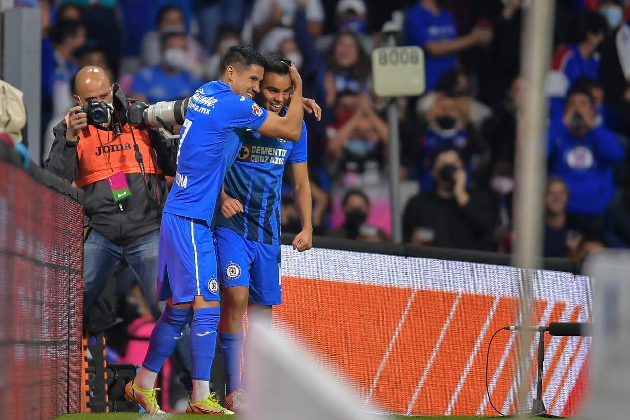 En apenas 4 minutos, 'Charly' Rodríguez abría el marcador y marcaba por segunda ocasión con Cruz Azul en el torneo.