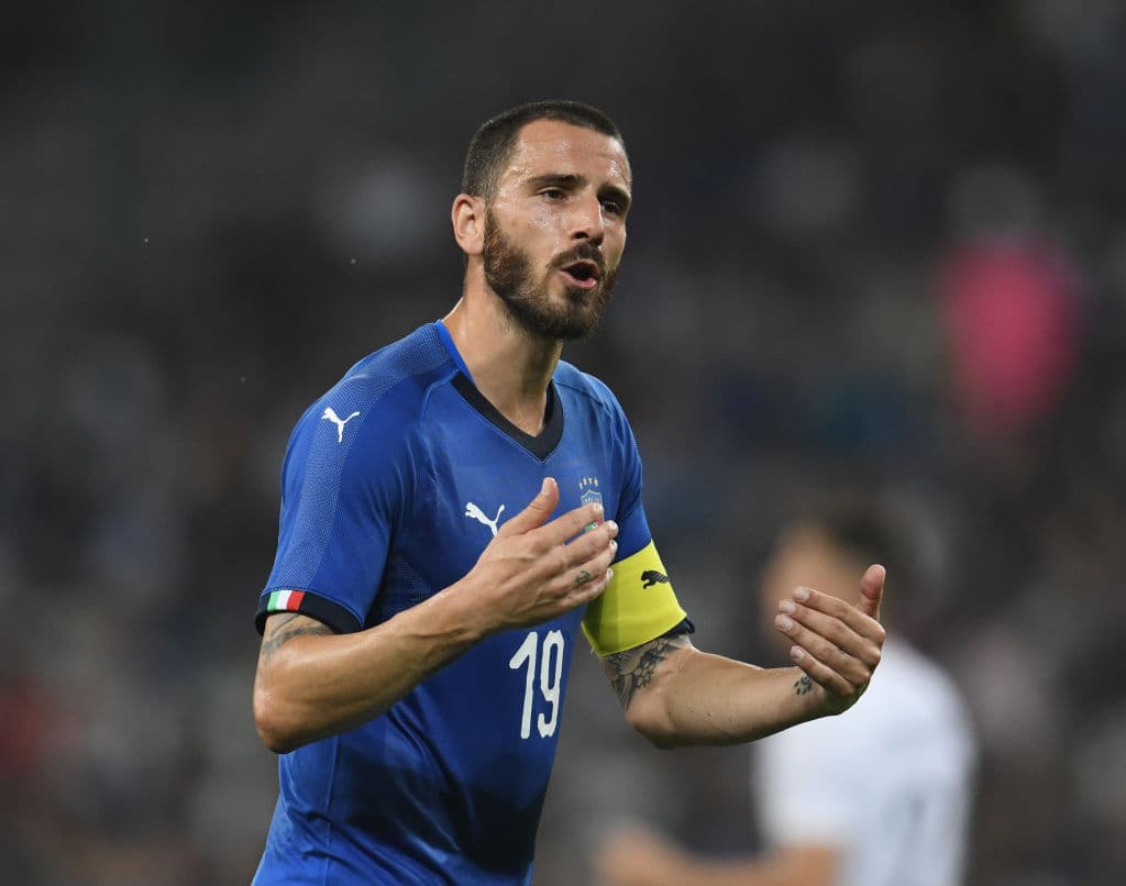 El defensa Leonardo Bonucci podría salir de Milán, luego de que el club quedó excluído de Europa League por sanción. PSG y Chelsea son los dos grandes que buscarían sus servicios.