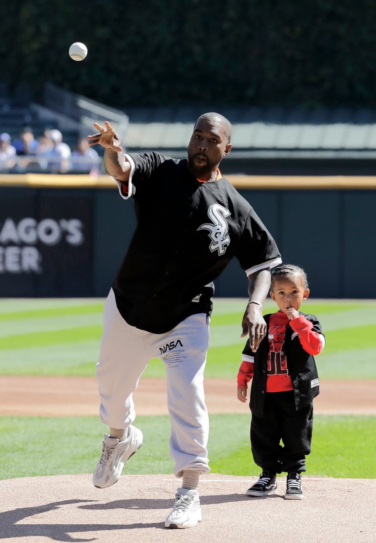 Y después de que dejó que su pequeño intentera llegar la pelota al pentágono, él hizo lo que debía hacer. Aunque su pitcheo se quedó corto, vinieron las risas y los aplausos.