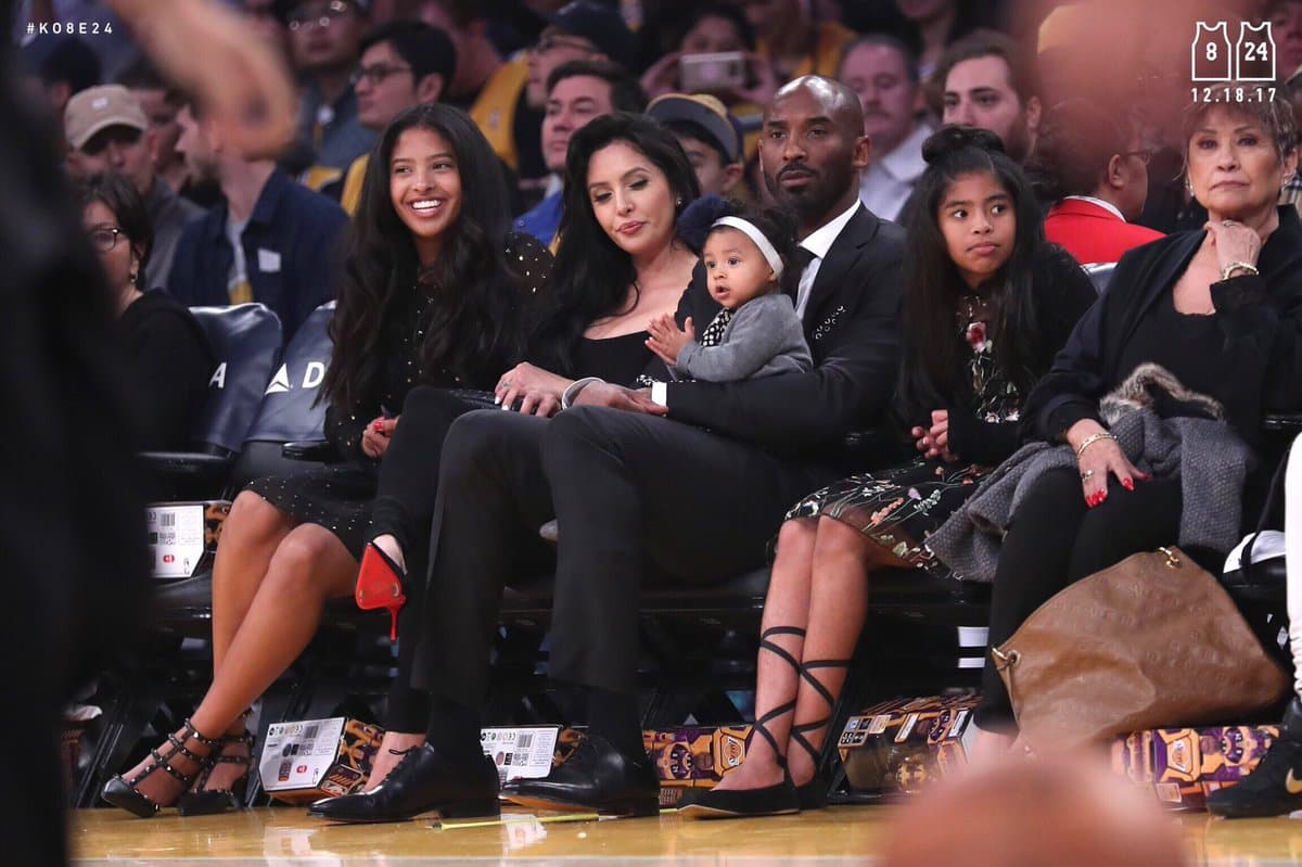 Kobe y su familia entera disfrutando del juego contra los Warriors en primera fila.
