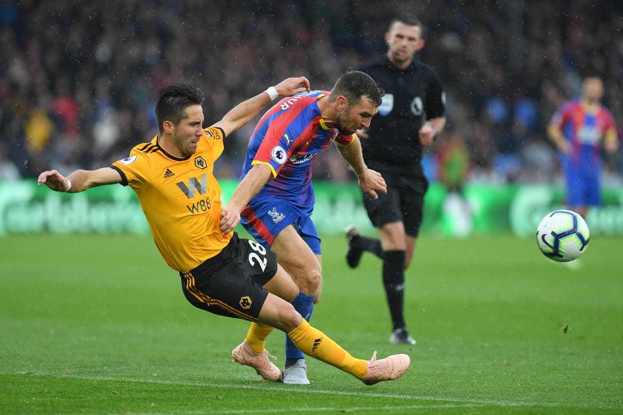 Por su parte, el partido de la visita no pasaba de buscar en velocidad algún error. Fue en dos de esas que Jiménez estuvo cerca del gol. Primero su remate salió desviado y segundo un defensa lo bloqueó.