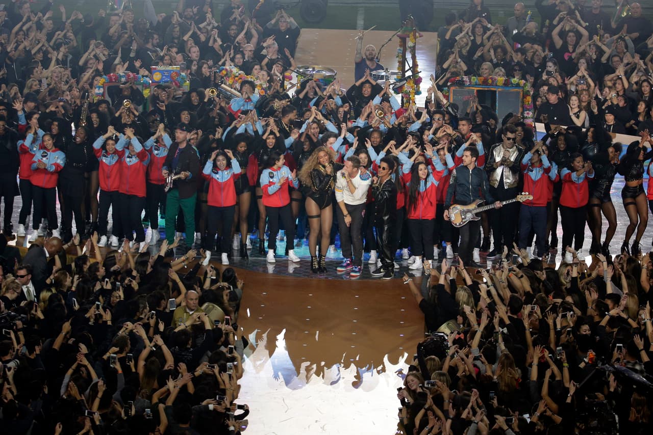 Disfruta de más imágenes del Medio tiempo del Super Bowl 50.