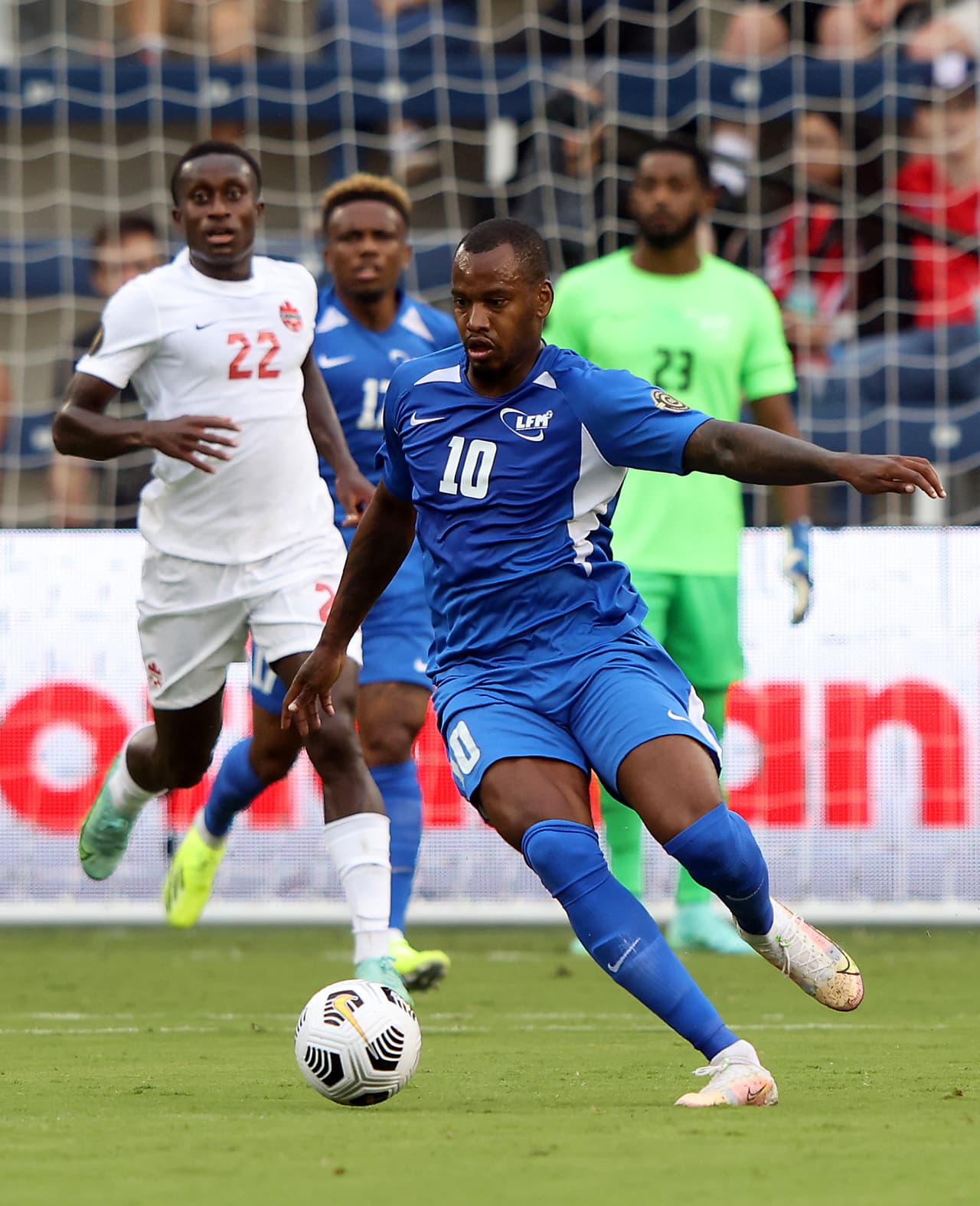 Kevin Fortune, de lo mejor del equipo de Martinica, pero poco pudo hacer para evitar la goleada.